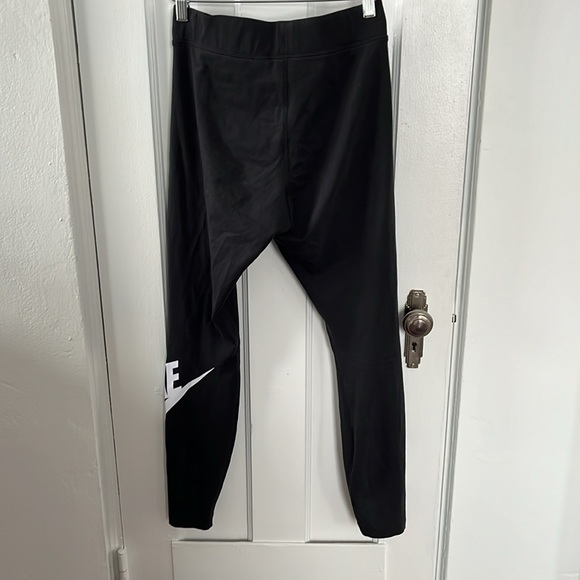 Nike Swoosh Leggings in Black - Picture 8 of 8
